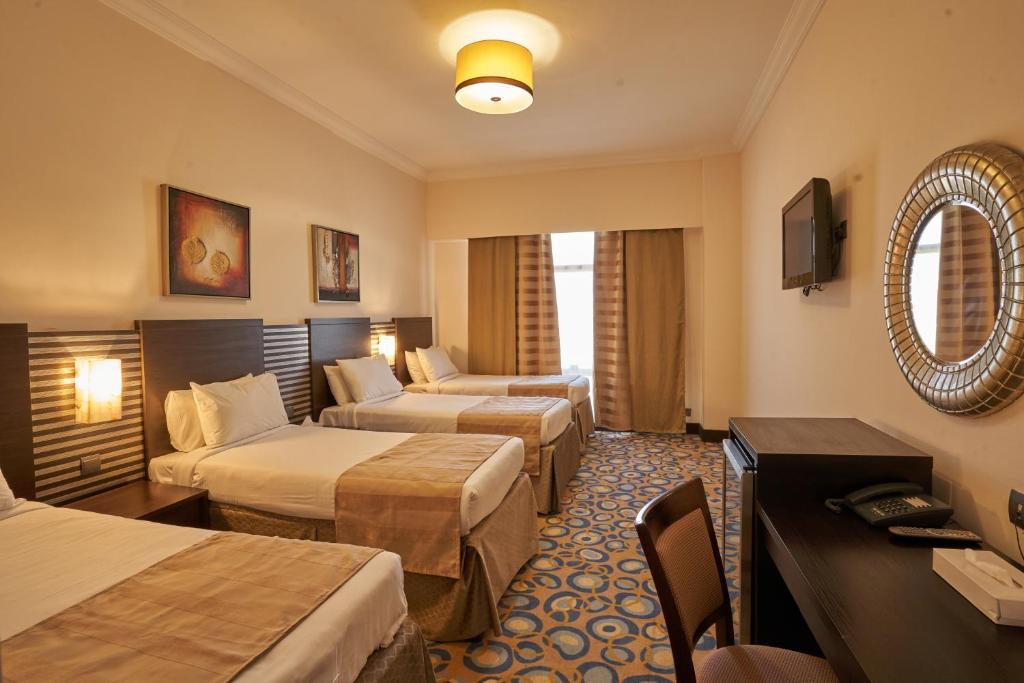 麦加Al Hidayah Towers Hotel的酒店客房带两张床和一个客厅