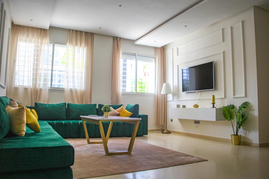 拉巴特YourPlace - Luxury - Prestigia Hay Riad的客厅配有绿色沙发和桌子