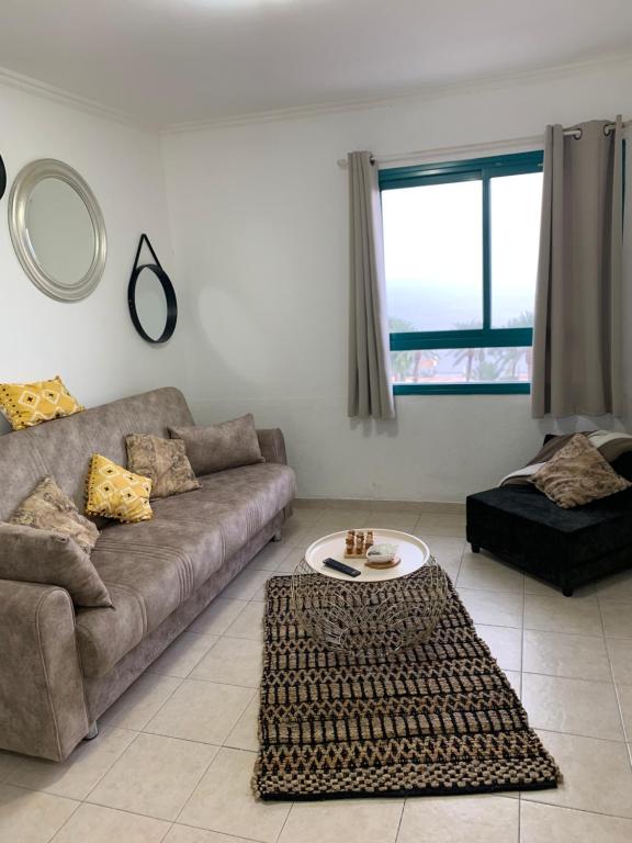 提比里亚טבריה的客厅配有沙发和桌子
