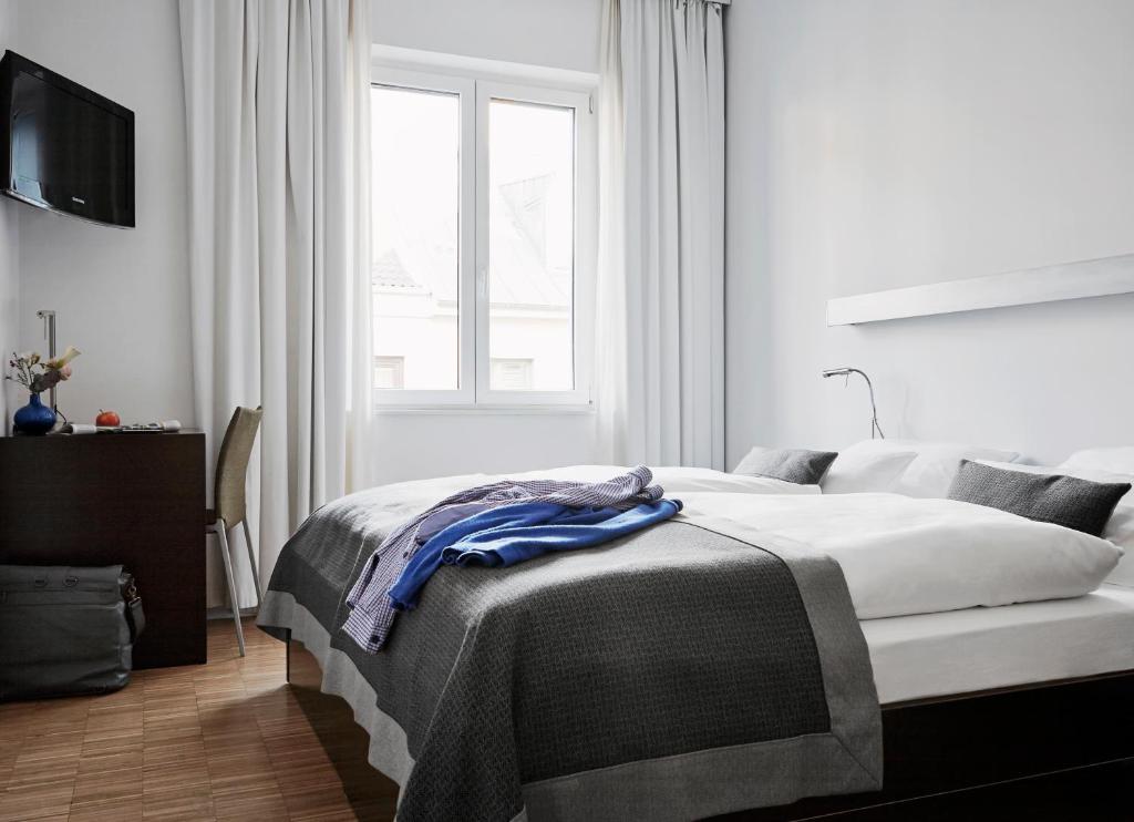 汉堡Wedina Budget的白色的卧室设有床和窗户
