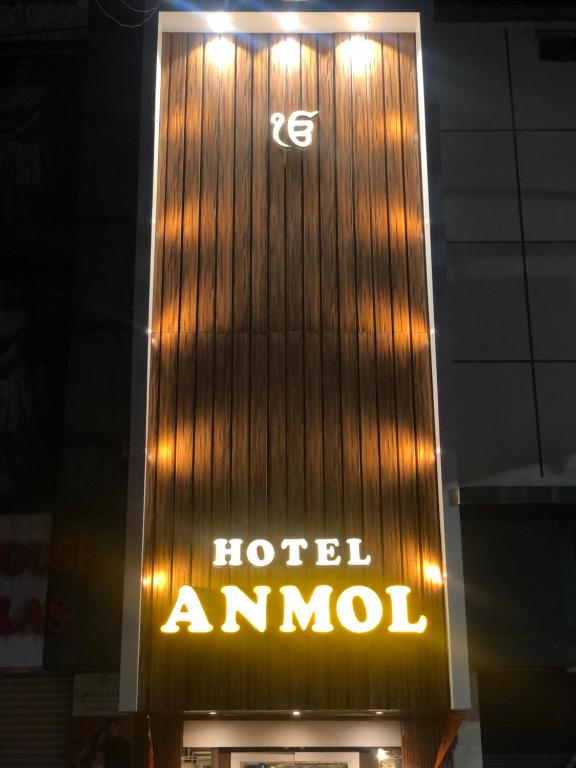 AmbikāpurHotel Anmol的大楼一侧的酒店标志