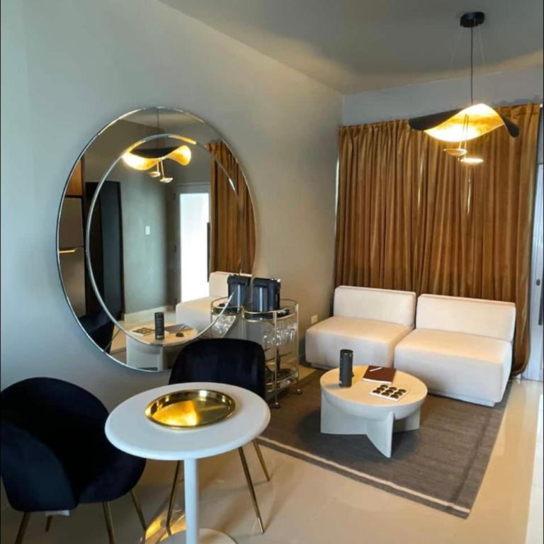 圣胡安Moderno Apartamento para parejas San Juan Puerto Rico的带沙发和镜子的客厅