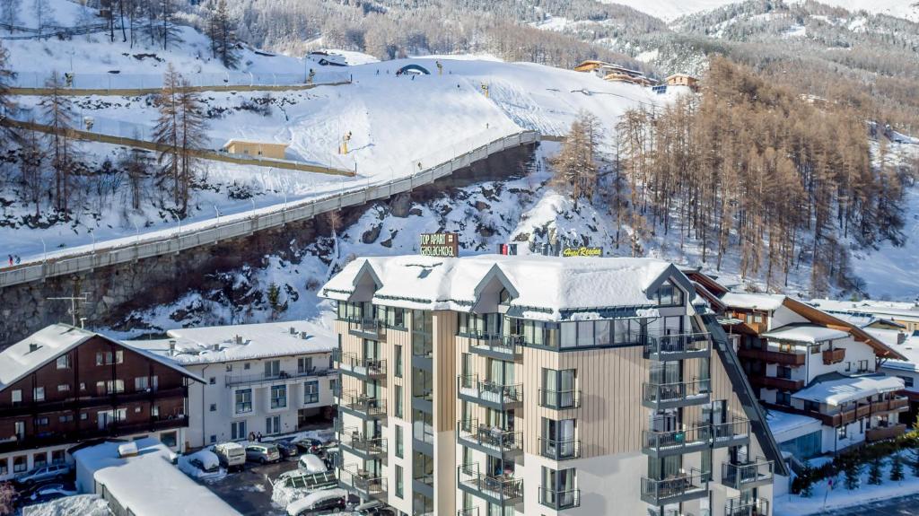 索尔登盖兹拉希峰拓普公寓酒店的雪中建筑物的空中景观
