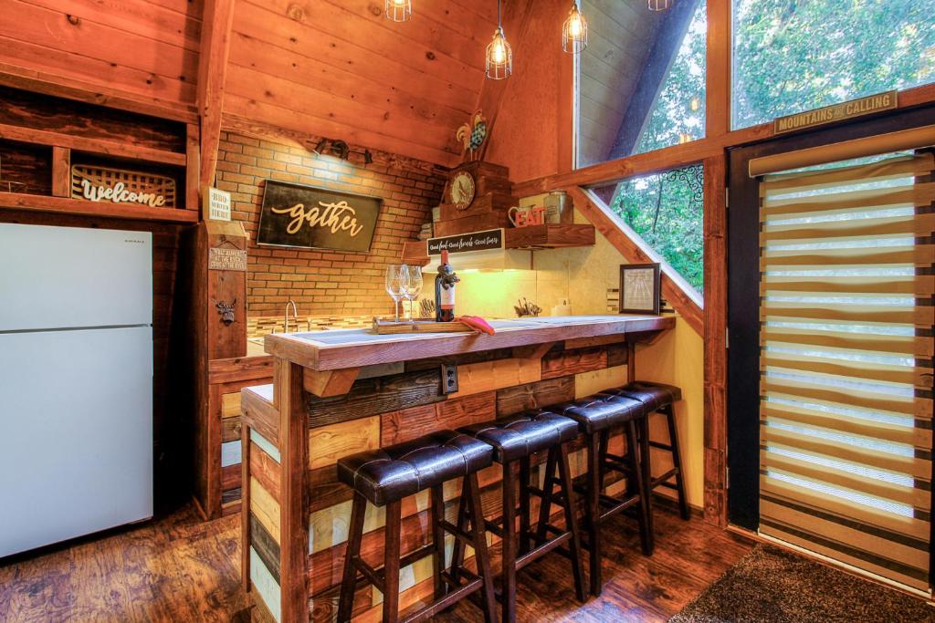 LeggettRedwoods River Resort & Campground的小屋内的厨房配有柜台和水槽