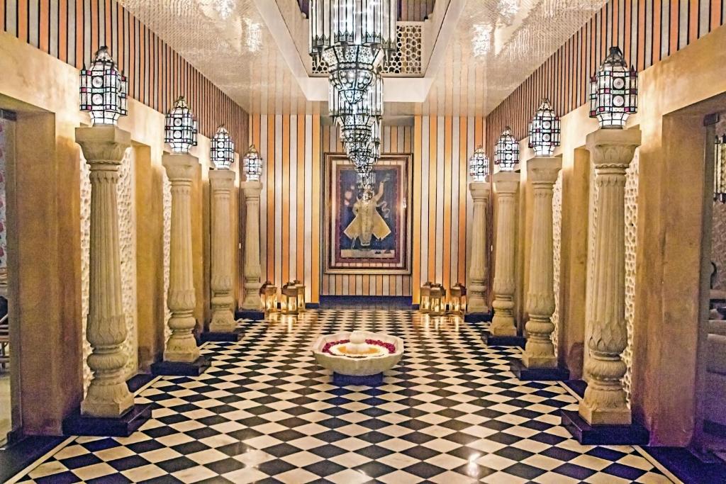 斋沙默尔索纳尔哈维里酒店的大楼的走廊,有 ⁇ 格地板