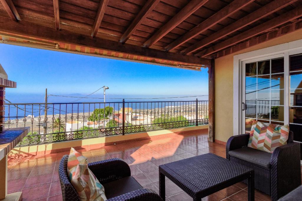 阿德耶Casa Rural Tijoco by Paramount Holidays的客房设有海景阳台。