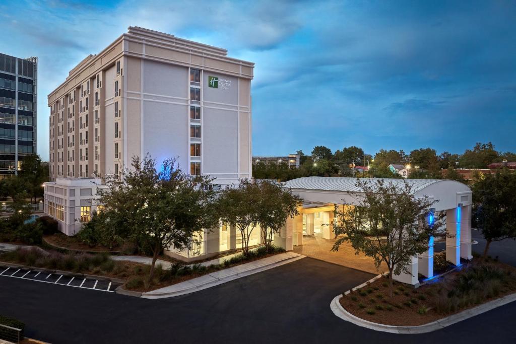 查尔斯顿Holiday Inn Express & Suites Charleston DWTN -Westedge, an IHG Hotel的一座大型白色建筑,设有停车场