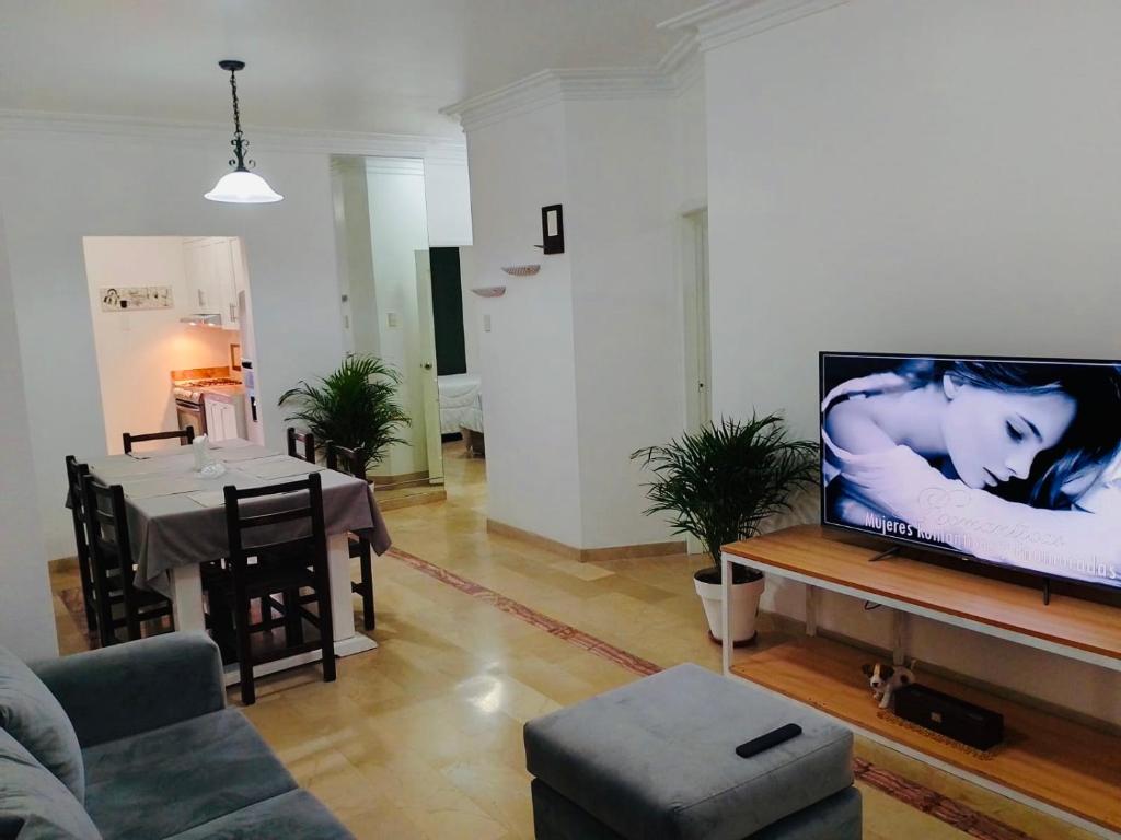 瓜亚基尔Spacious 2-Bedroom Condo in Bellavista, Guayaquil的带沙发、电视和桌子的客厅