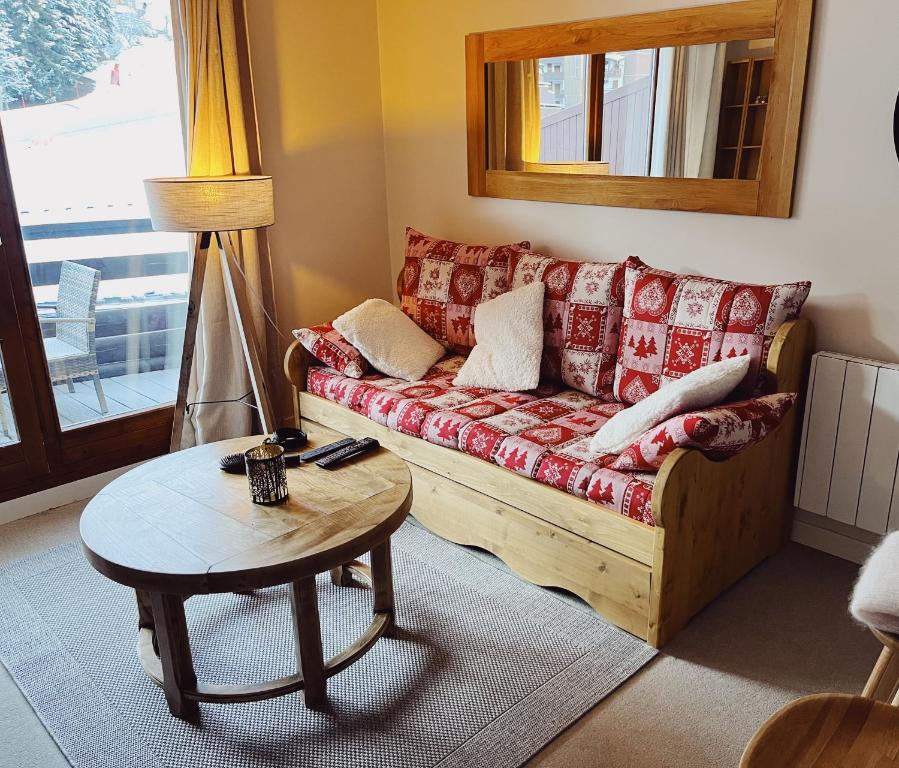 谷雪维尔Appartement La Tania的客厅配有沙发和桌子