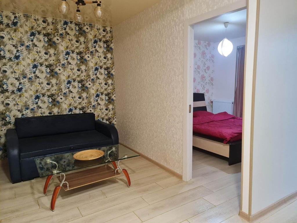 第比利斯Saburtalo的客厅配有沙发和1张床