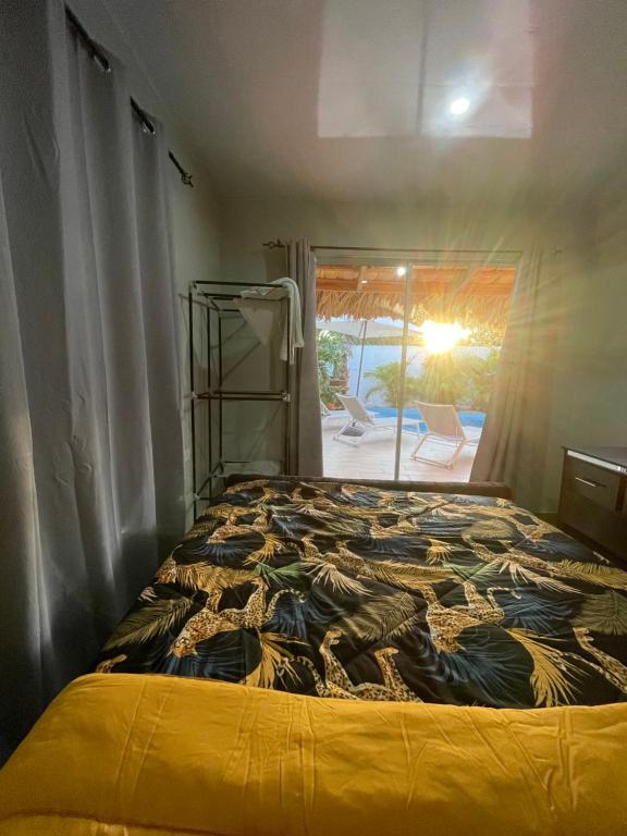 佩德纳莱斯Villa confortable para 7 personas的一间卧室配有一张床,享有庭院的景色