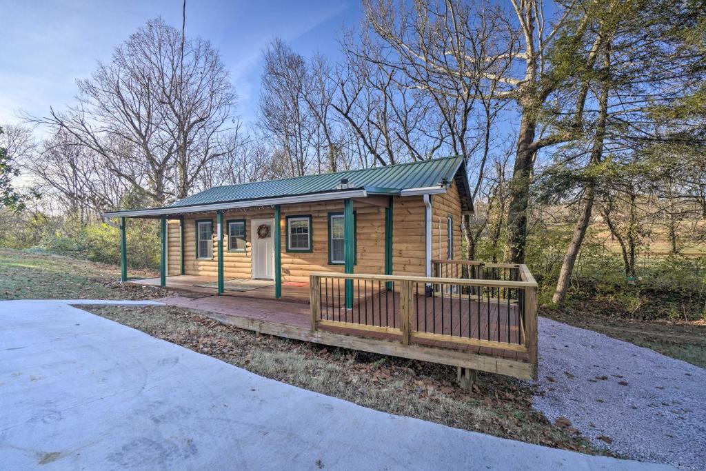 诺克斯维尔Cozy Knoxville Getaway about 8 Mi to Downtown!的小屋设有门廊和围栏