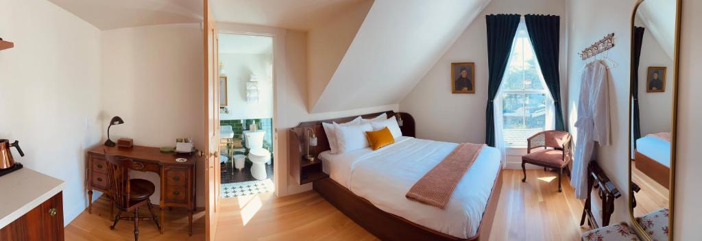 门多西诺Nicholson House at Beaujolais的一间卧室设有一张大床和一个窗户。