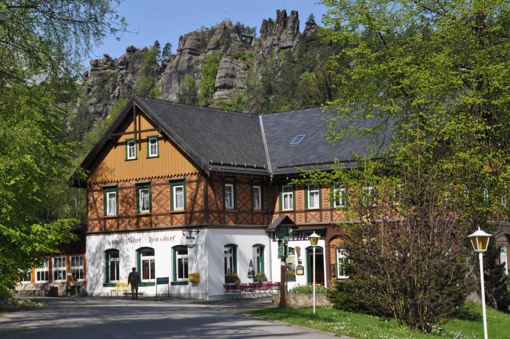 永斯多夫Hotel Gondelfahrt的一座大房子,背景是一座山