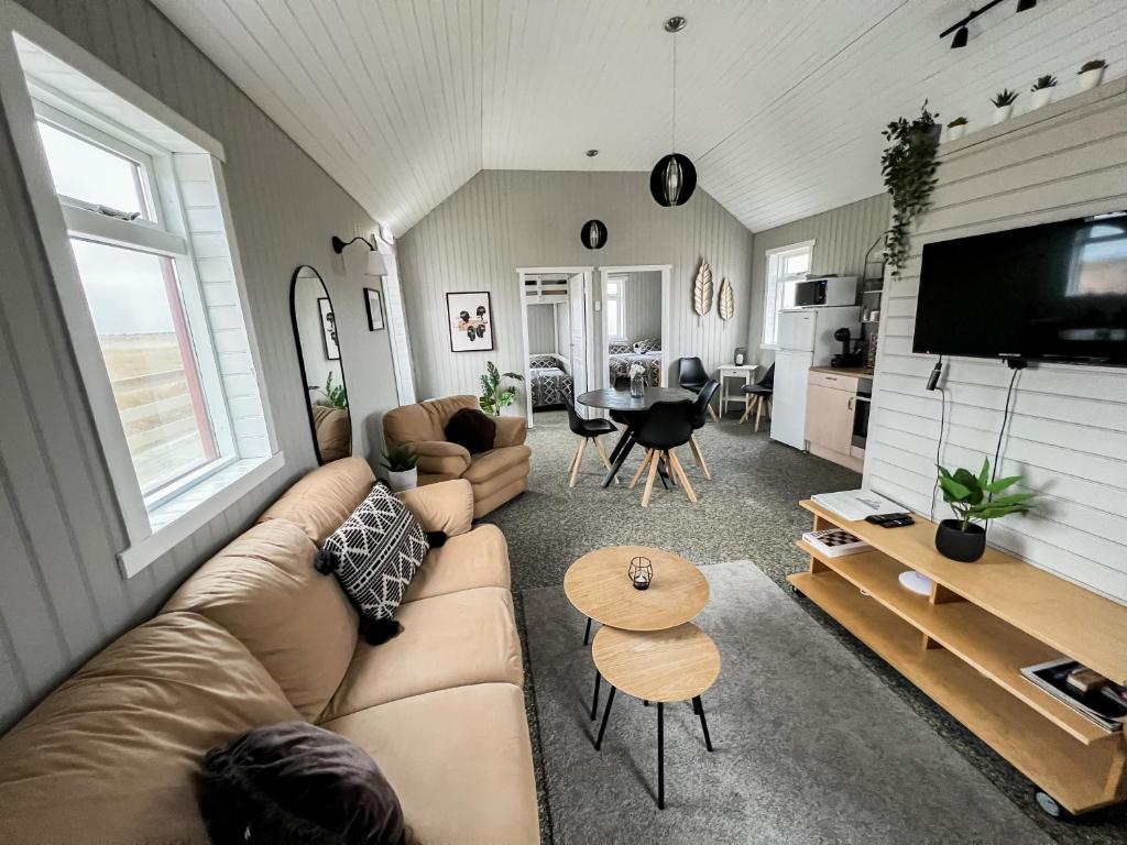 GardurGarður Apartments的客厅配有沙发和桌子