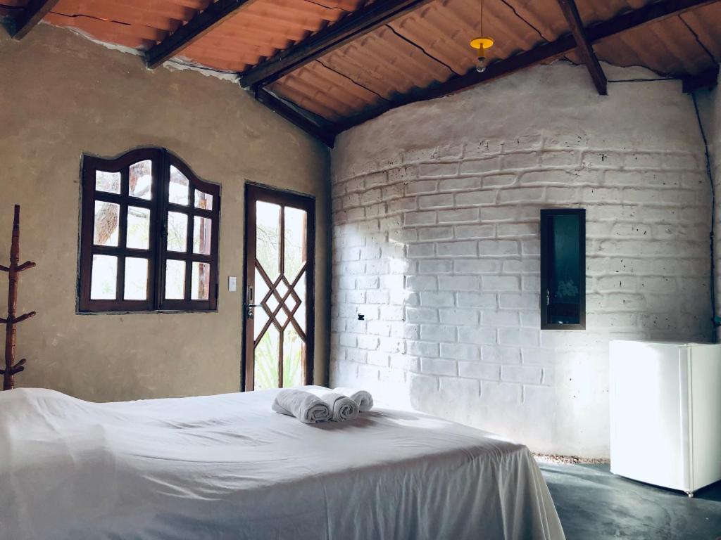 圣若热岛Shanti - Hospedaria na Vila de São Jorge的一间卧室配有带毛巾的床