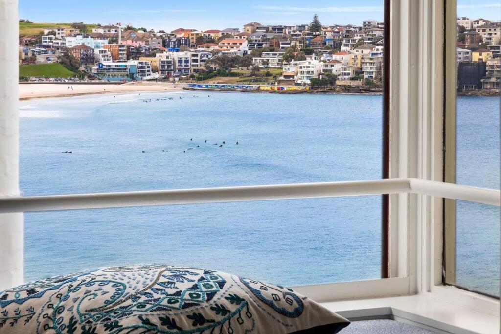 悉尼Studio Bondi Beach的享有海滩和建筑景致的窗户。