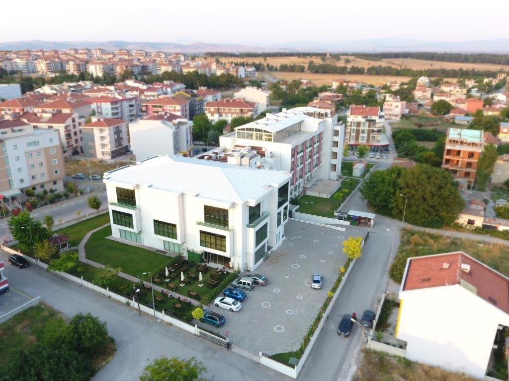 ÇayirhisarBalıkesir Öğretmenevi的白色建筑的城市空中景观