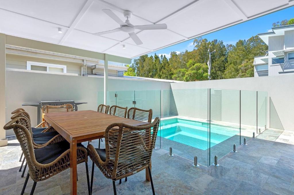 赫斯基森Ilanga Jervis Bay-Heated Pool的一间带桌椅的用餐室和一个游泳池