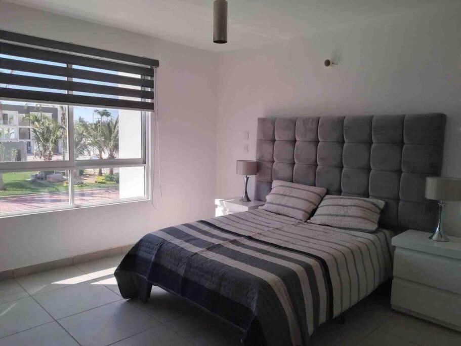 阿卡普尔科Hermosa casa en Acapulco con club de Playa.的一间卧室设有一张大床和大窗户