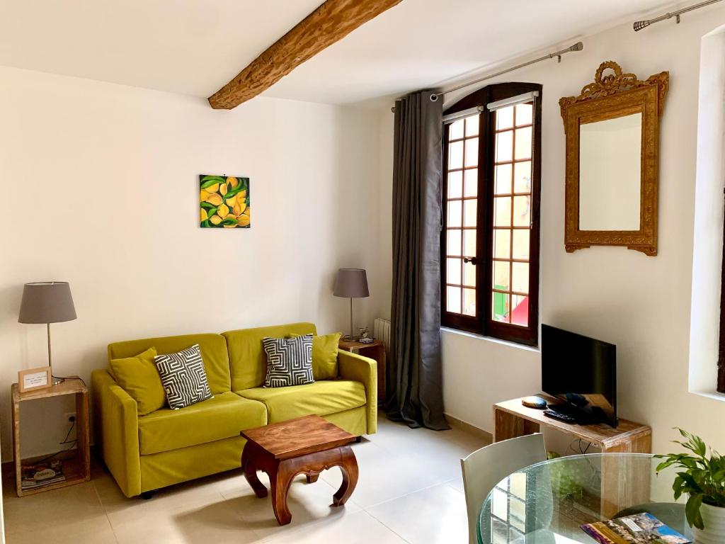 穆斯捷-圣玛丽La Maison du Courtil, Citron-Caramel的客厅配有黄色的沙发和桌子