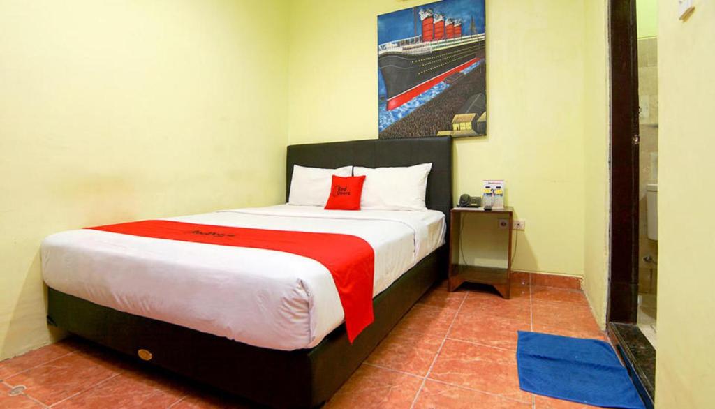 勒吉安The Legian 777的一间卧室配有一张带红色枕头的大床