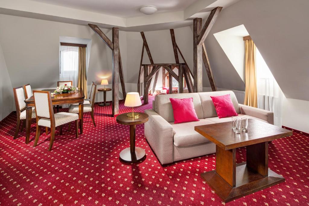 利贝雷茨列夫兹拉季号角大酒店的客厅配有沙发和桌子