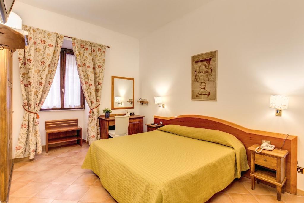 罗马吉伊迪弗尔坎诺酒店的酒店客房设有床和窗户。