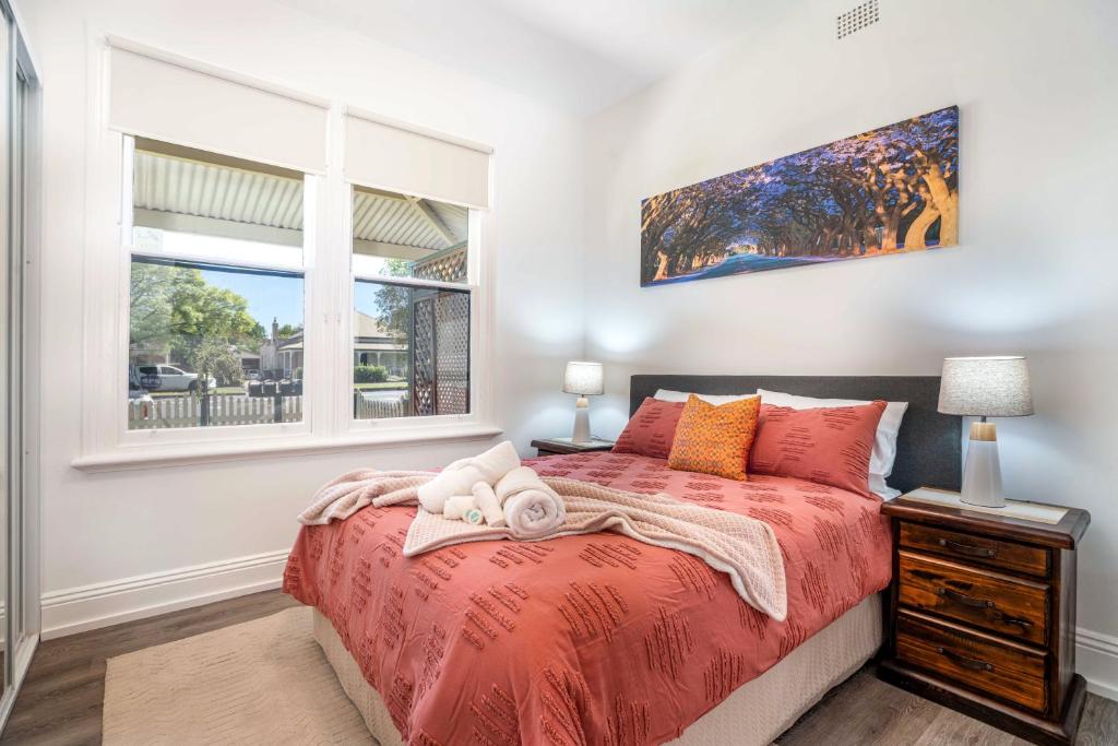 奥兰治One Bedroom Apartment on Summer/ No.2 near CBD的一间卧室设有红色的床和窗户。