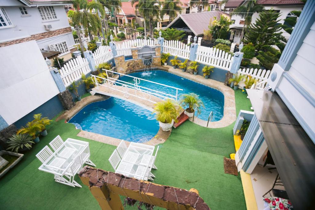 BalangaGrand Peninsula Suites的享有别墅内游泳池的顶部景致