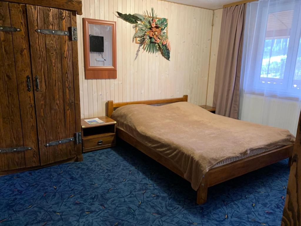 亚列姆切Svitlyachok的一间小卧室,配有一张床和一个梳妆台