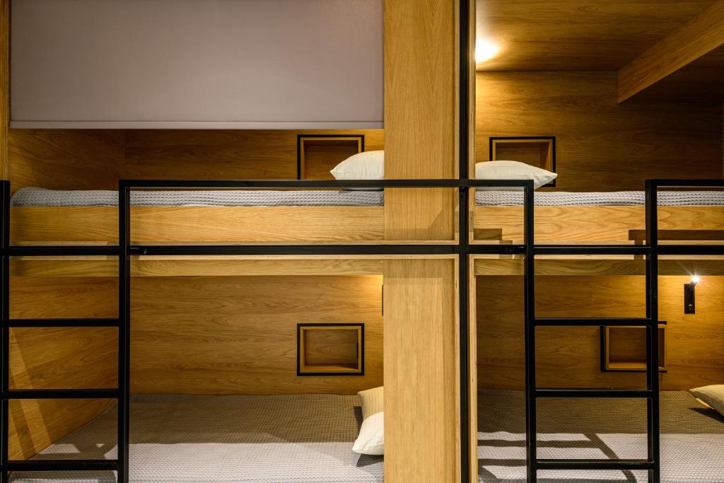 雅典Mosaikon Glostel的双层床间 - 带两张双层床