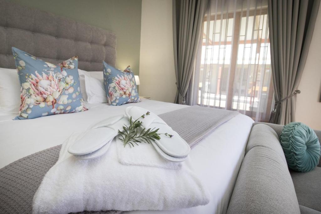 蒙塔古Mirihof Retreat and Olive Estate的一间卧室配有一张带白色毛巾的床