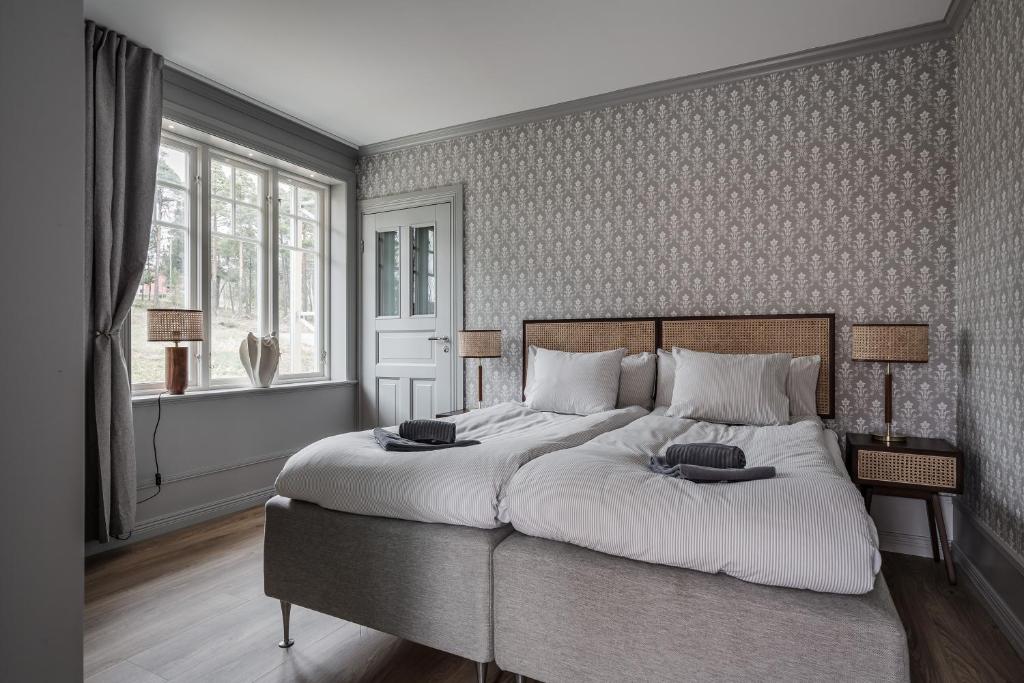 耶夫勒Trädgårdsmästarbostaden / The Gardeners Villa的一间卧室配有一张带白色床单的大床
