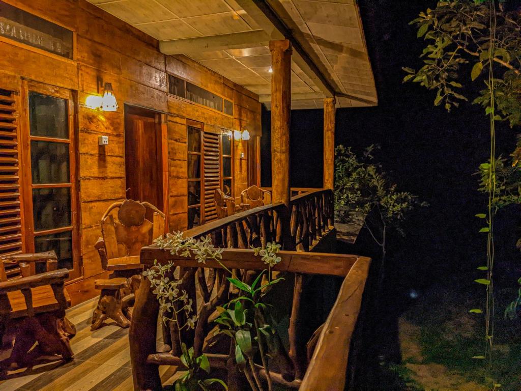 锡吉里亚Sigiri Choona Lodge 'unique sunrise viewpoint'的小木屋 - 带夜间门廊