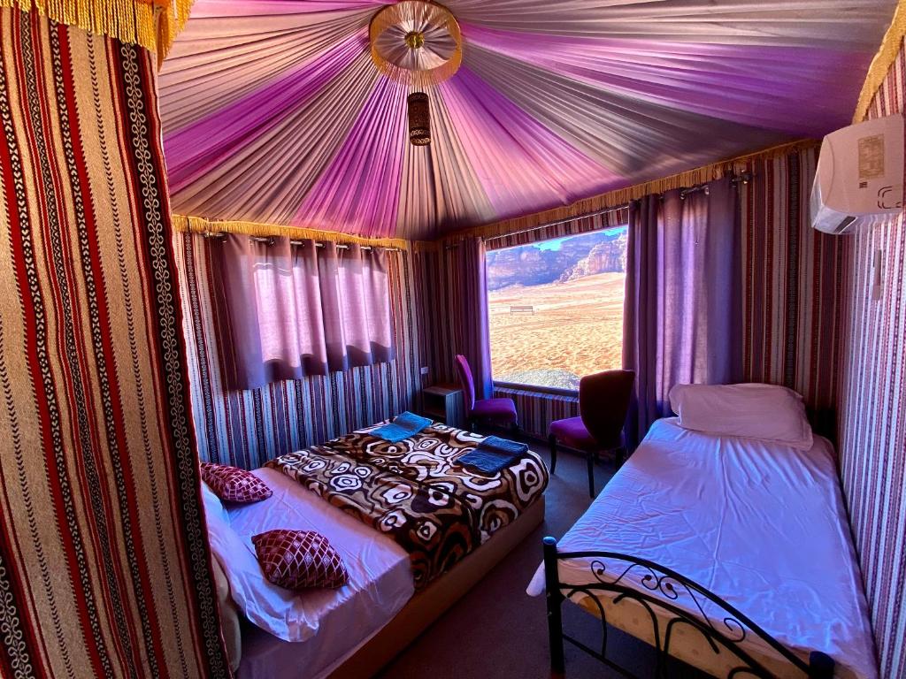 瓦迪拉姆Rum Kingdom Camp的一间卧室,配有带一张床和窗户的帐篷
