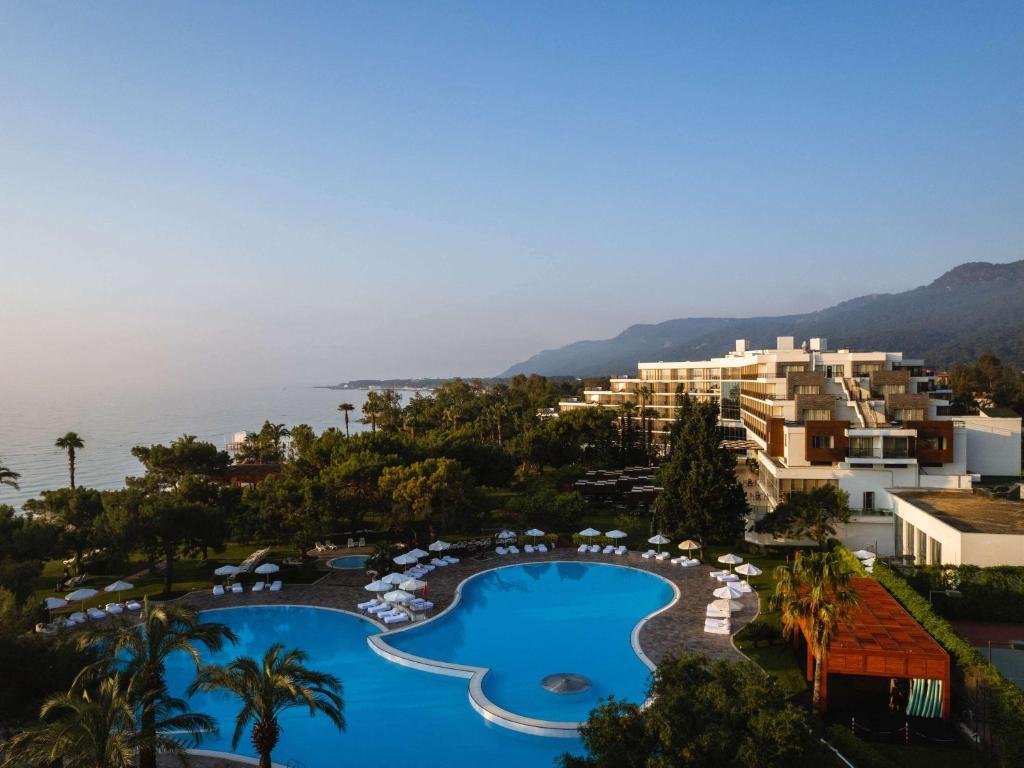 贝尔迪比TUI Magic Life Rixos Beldibi - Adult Only的享有带游泳池的度假村的空中景致