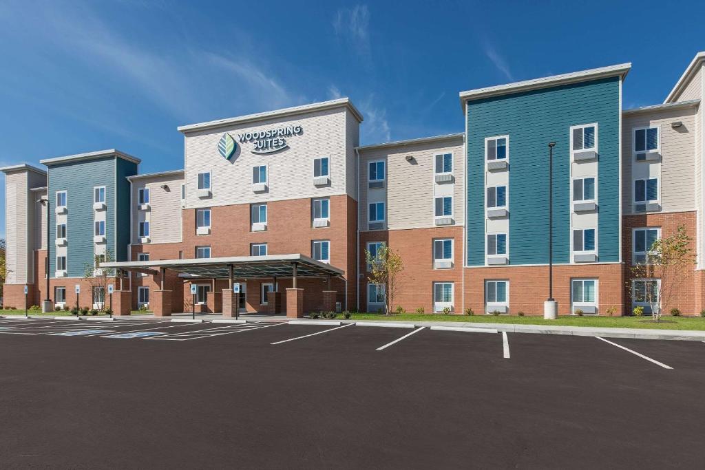 代顿WoodSpring Suites Dayton North的停车场酒店 ⁇ 染