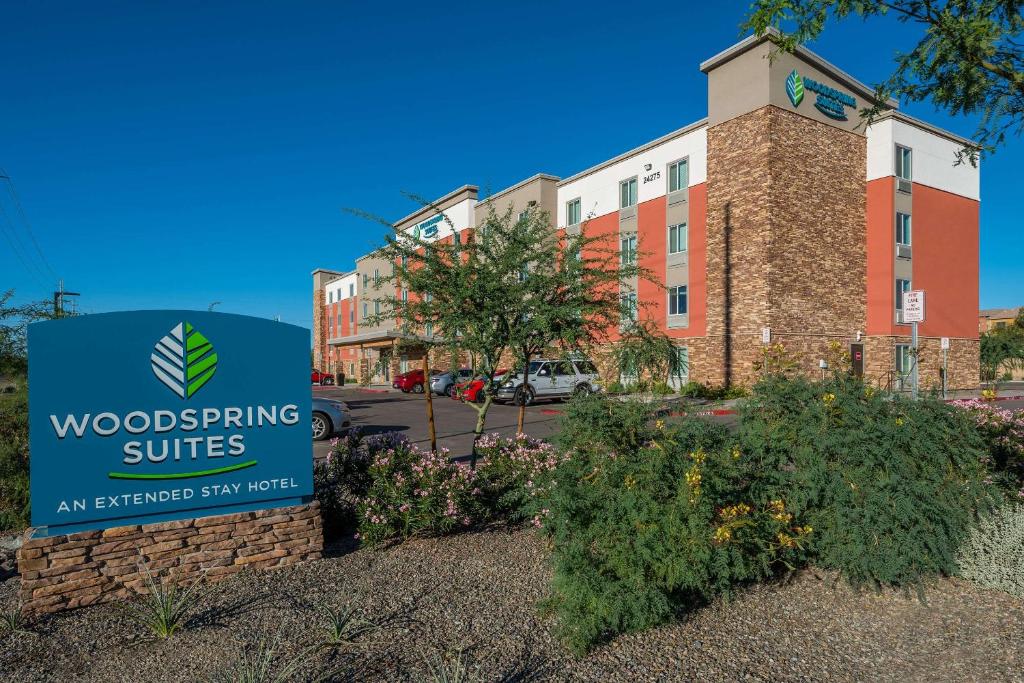 凤凰城WoodSpring Suites Phoenix-Deer Valley的建筑前的标志