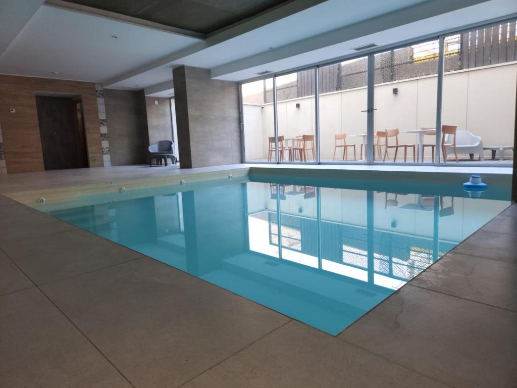 门多萨Gran Hotel Dakar的大楼内的一个蓝色海水游泳池