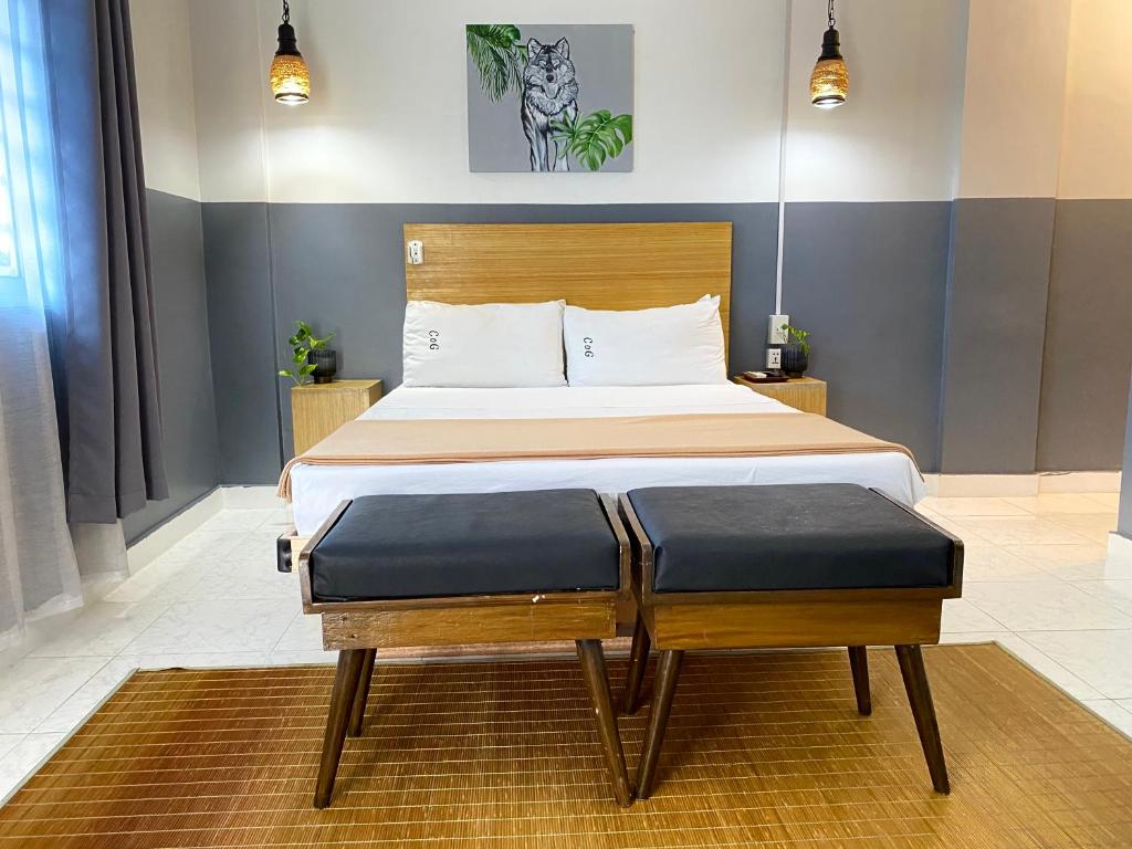 LubaoCoG BnB Lubao -100 Mbps WiFi的一间卧室配有一张大床和木制床头板