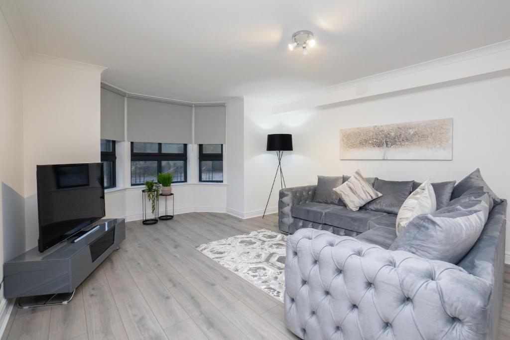 阿伯丁Panacotta House - Luxury 1 Bed Apartment in Aberdeen的带沙发和电视的客厅