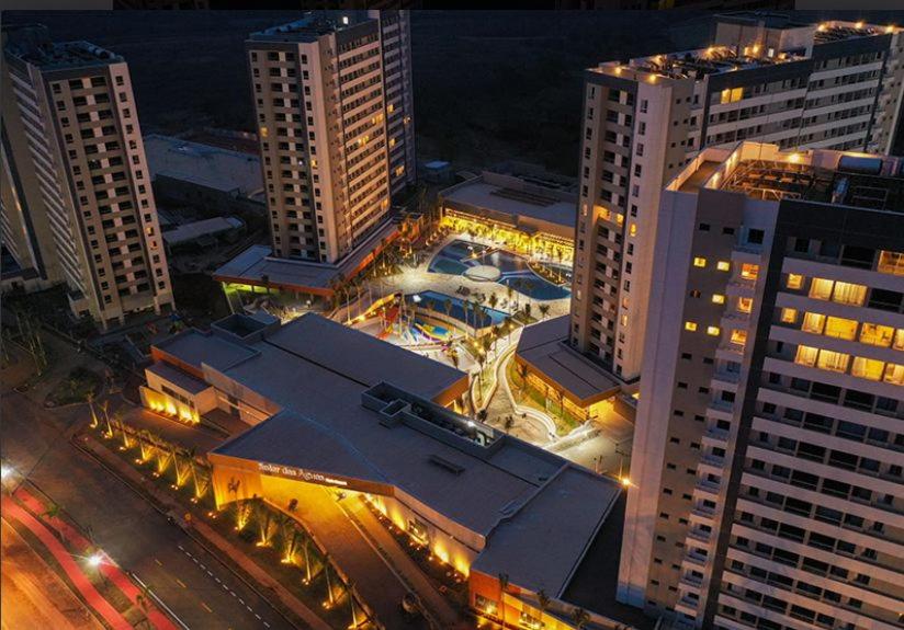 奥林匹亚Resort Solar das Águas的城市的高层景观,夜晚有建筑