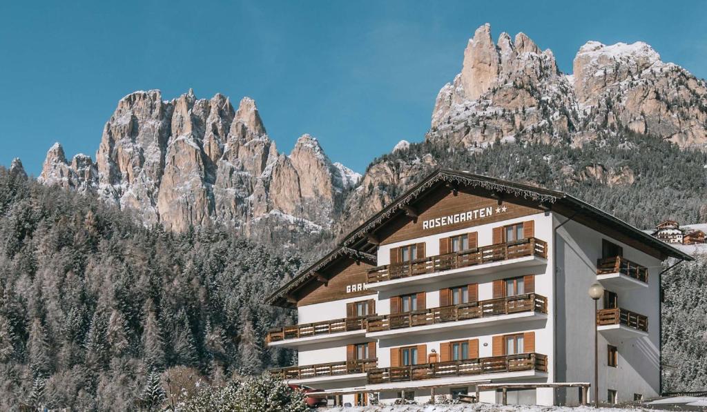 PeraHotel Garnì Rosengarten的山地酒店