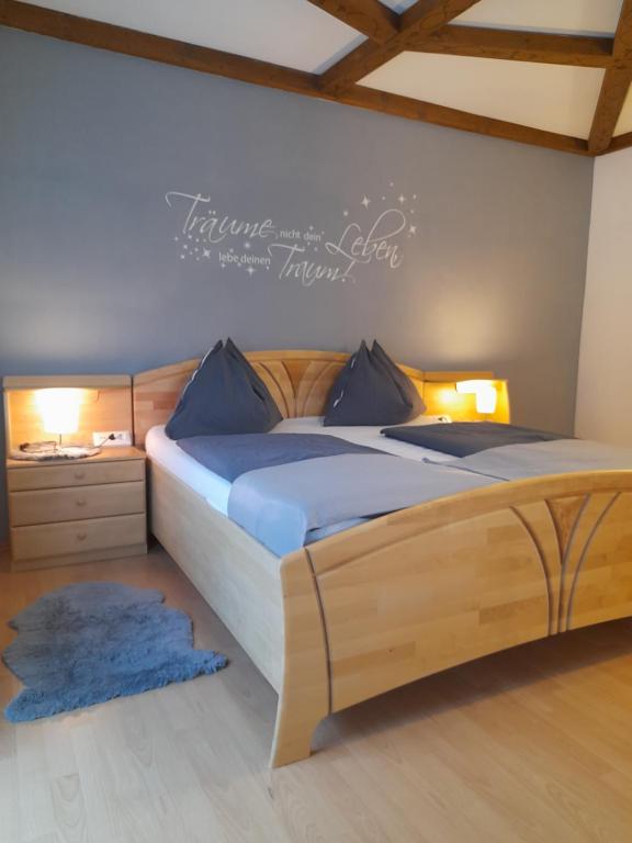 上柯尼希山麓米尔巴赫Haus Rosina的卧室配有两张床,墙上有标志