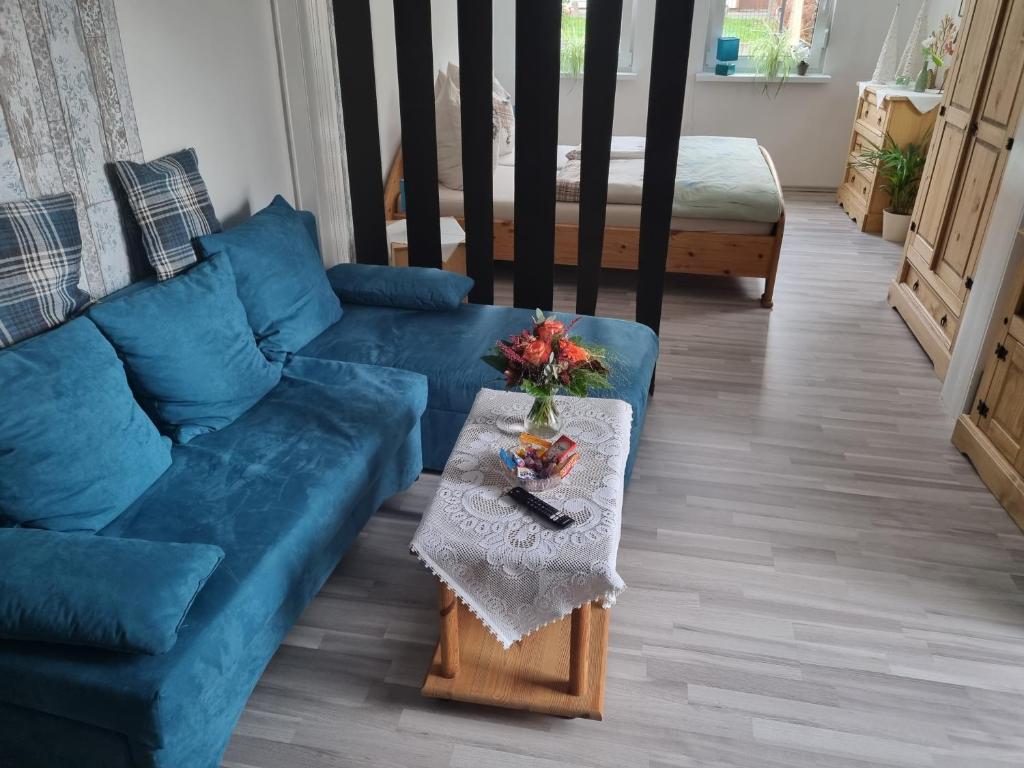 艾恩贝克Fewo-Kreiensen的客厅配有蓝色的沙发和桌子