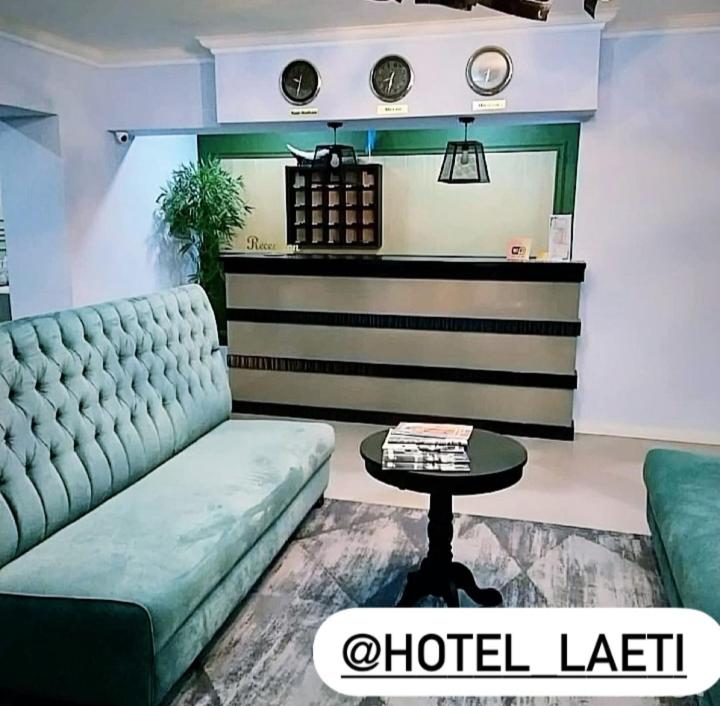 阿特劳Laetu的客厅配有沙发和桌子