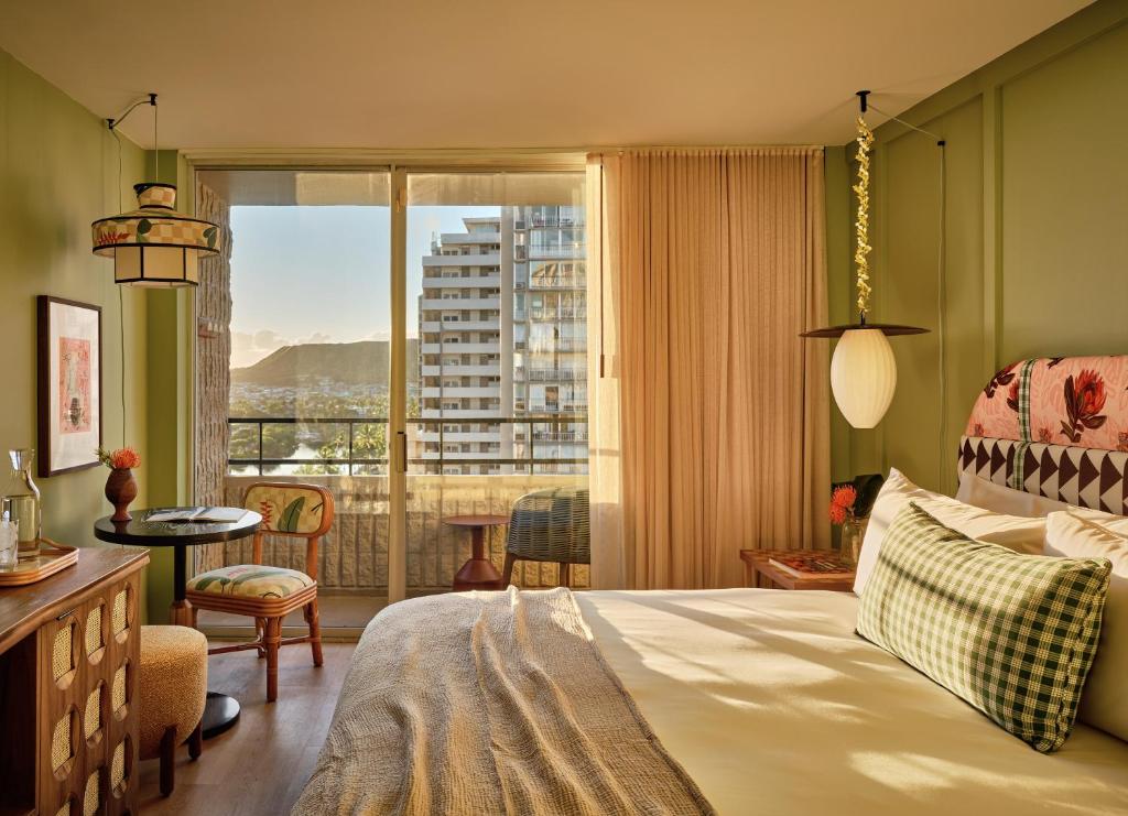 檀香山Wayfinder Waikiki的酒店客房设有一张床和一个大窗户