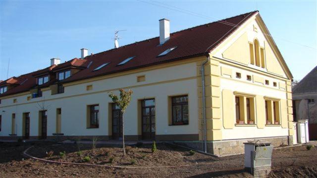 赫拉德茨 - 克拉洛韦斯梅坦努斯塔特科宾馆的一间白色的大房子,有棕色的屋顶