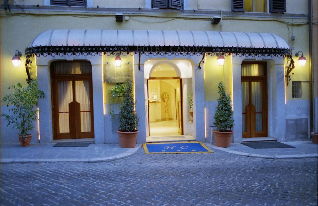罗马卡诺瓦酒店的门前有标志的建筑物